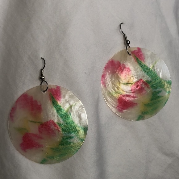 Hand painted pearlized shell earrings with flower design - Picture 9 of 14